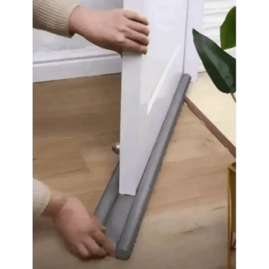 Door bottom sealing strip